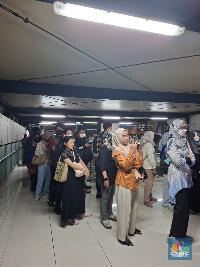 Calon penumpang antre di Halte CSW, Jakarta, Selasa (12/8/2025). (CNBC Indonesia/Kartini Bohang)