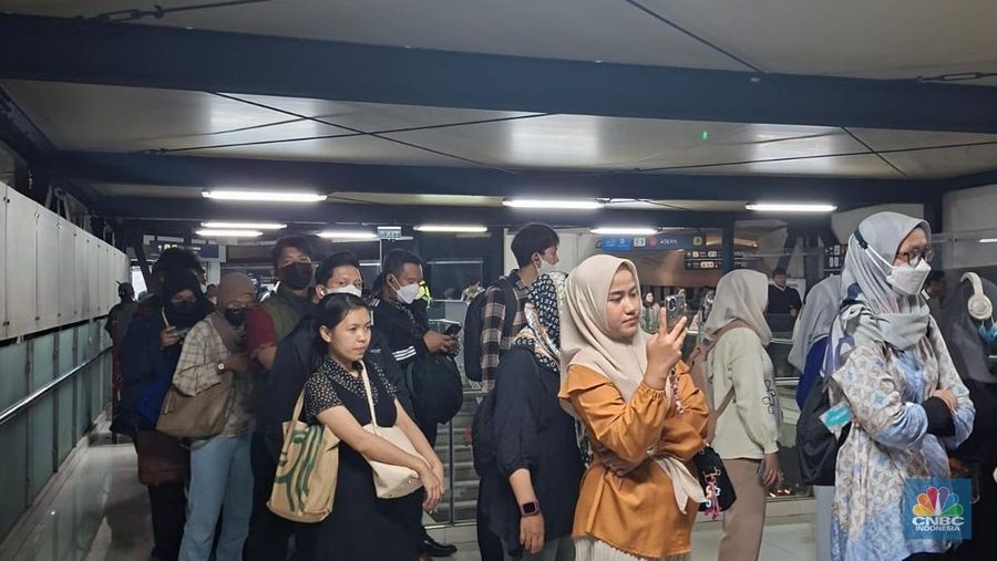 Calon penumpang antre di Halte CSW, Jakarta, Selasa (12/8/2025). (CNBC Indonesia/Kartini Bohang)