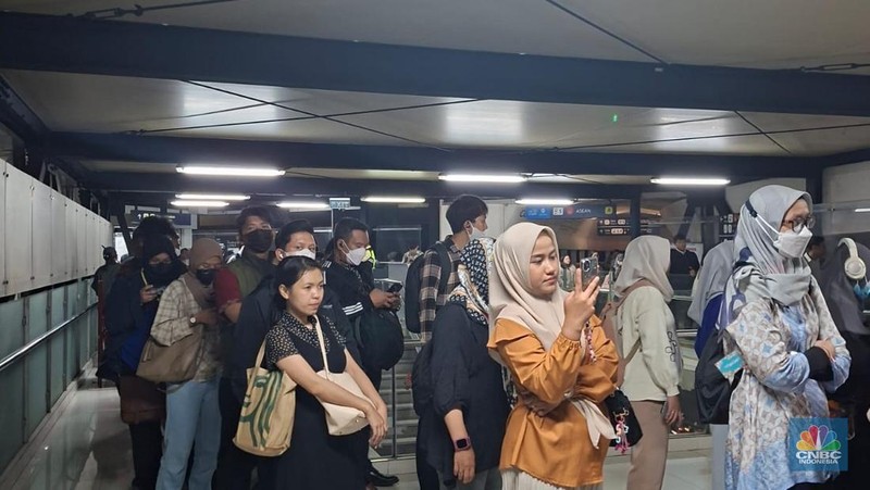 Calon penumpang antre di Halte CSW, Jakarta, Selasa (12/8/2025). (CNBC Indonesia/Kartini Bohang)