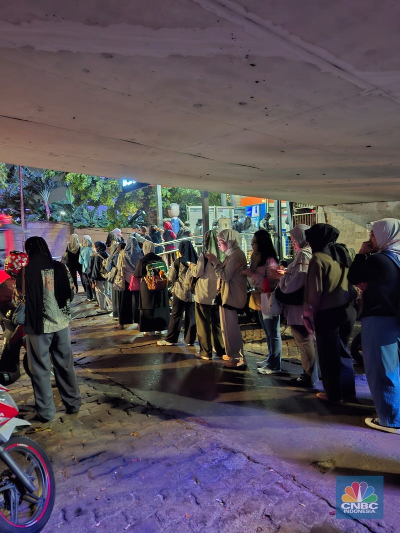 Calon penumpang antre di Halte TranJakarta Tegal Parang, Jakarta, Selasa (12/8/2025). (CNBC Indonesia/Kartini Bohang)