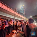 Diguyur Hujan-Banjir, Potret Penumpang Halte TransJakarta Membeludak