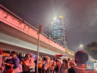 Diguyur Hujan-Banjir, Potret Penumpang Halte TransJakarta Membeludak