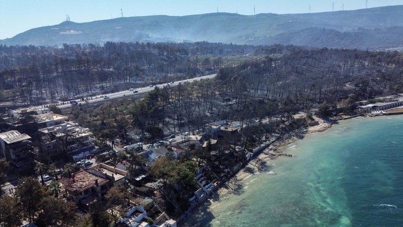 Foto udara menunjukkan dampak akibat kebakaran hutan di dekat Erenkoy, Canakkale, Turki, Selasa (12/8/2025). (REUTERS/Efekan Akyuz)