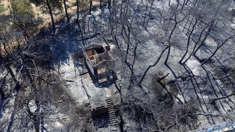Foto udara menunjukkan dampak akibat kebakaran hutan di dekat Erenkoy, Canakkale, Turki, Selasa (12/8/2025). (REUTERS/Efekan Akyuz)