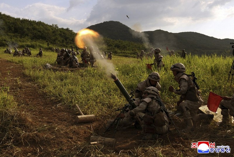 Anggota unit artileri taktis di bawah unit gabungan besar Tentara Rakyat Korea mengambil bagian dalam kompetisi latihan menembak, di lokasi yang tidak diketahui dalam gambar selebaran yang dirilis pada 12 Agustus 2025. (KCNA via REUTERS)
