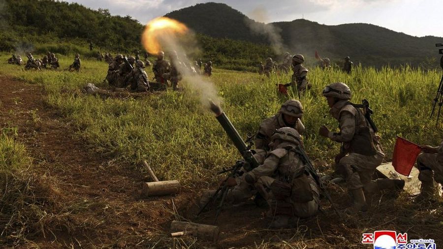 Anggota unit artileri taktis di bawah unit gabungan besar Tentara Rakyat Korea mengambil bagian dalam kompetisi latihan menembak, di lokasi yang tidak diketahui dalam gambar selebaran yang dirilis pada 12 Agustus 2025. Anggota unit artileri taktis di bawah unit gabungan besar Tentara Rakyat Korea mengambil bagian dalam kompetisi latihan menembak, di lokasi yang tidak diketahui dalam gambar selebaran yang dirilis pada 12 Agustus 2025. (KCNA via REUTERS)
