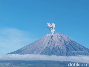 Gunung Semeru Erupsi 2 Kali Pagi ini, Warga Diminta Jauhi Radius 13 Km