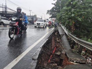 Awas Macet! Jalan di Cisalak Depok Amblas Usai Hujan Deras