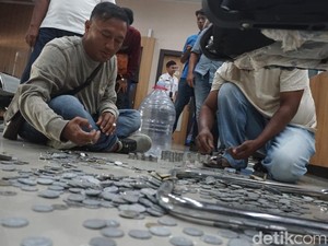 PBB Naik 370%, Pria Ini Protes ke Bapenda Jombang Bawa Segalon Uang Koin