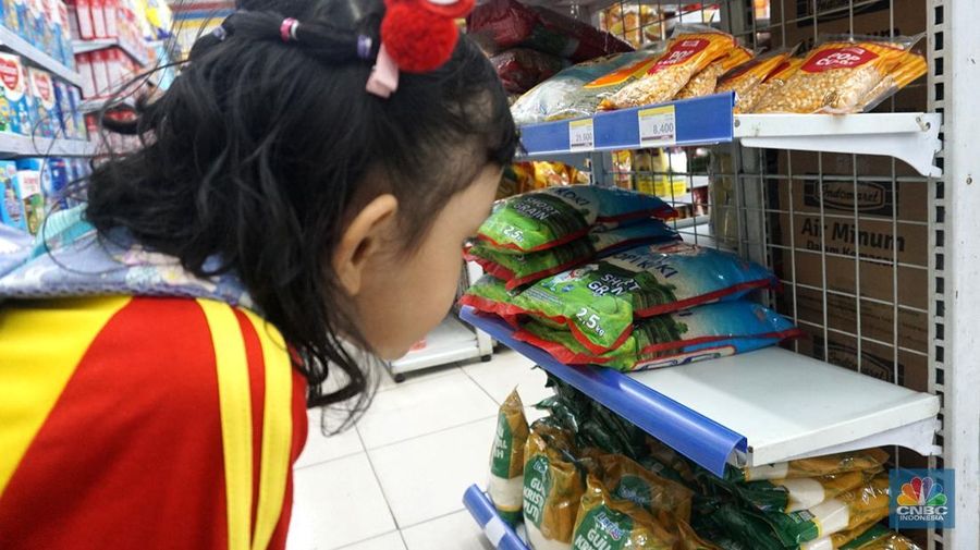Ketersedian beras premium kemasan di beberapa peritel modern terpantau masih kosong. Mayoritas peritel modern yang ditemui CNBC Indonesia belum mengisi lagi rak-rak beras premium kemasan. (CNBC Indonesia/Muhamad Sabki)