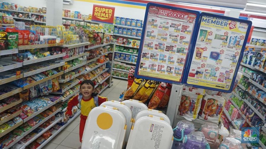 Ketersedian beras premium kemasan di beberapa peritel modern terpantau masih kosong. Mayoritas peritel modern yang ditemui CNBC Indonesia belum mengisi lagi rak-rak beras premium kemasan. (CNBC Indonesia/Muhamad Sabki)