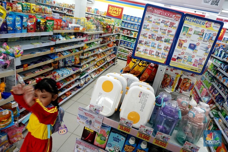Ketersedian beras premium kemasan di beberapa peritel modern terpantau masih kosong. Mayoritas peritel modern yang ditemui CNBC Indonesia belum mengisi lagi rak-rak beras premium kemasan. (CNBC Indonesia/Muhamad Sabki)