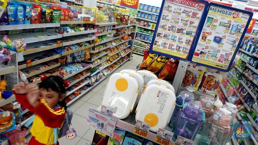 Ketersedian beras premium kemasan di beberapa peritel modern terpantau masih kosong. Mayoritas peritel modern yang ditemui CNBC Indonesia belum mengisi lagi rak-rak beras premium kemasan. (CNBC Indonesia/Muhamad Sabki)