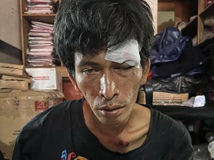 Momen Pria Bawa Mandau di Lutim Babak Belur Diamuk Warga Usai Ngamuk di Jalan