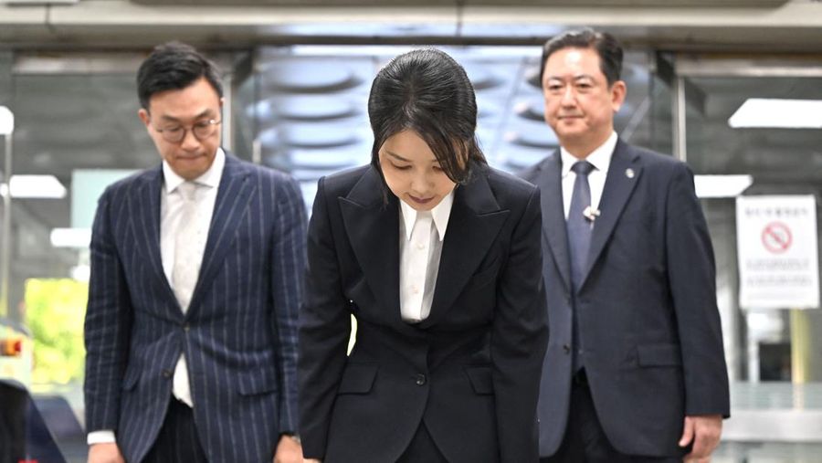 Mantan ibu negara Korea Selatan Kim Keon Hee, istri mantan presiden yang dimakzulkan Yoon Suk Yeol, tiba di pengadilan untuk menghadiri sidang peninjauan surat perintah penangkapannya yang diminta oleh jaksa khusus di Pengadilan Distrik Pusat Seoul, di Seoul, Korea Selatan, 12 Agustus 2025. (JUNG YEON-JE/Pool via REUTERS)