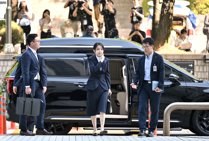 Mantan ibu negara Korea Selatan Kim Keon Hee, istri mantan presiden yang dimakzulkan Yoon Suk Yeol, tiba di pengadilan untuk menghadiri sidang peninjauan surat perintah penangkapannya yang diminta oleh jaksa khusus di Pengadilan Distrik Pusat Seoul, di Seoul, Korea Selatan, 12 Agustus 2025. Mantan ibu negara Korea Selatan Kim Keon Hee, istri mantan presiden yang dimakzulkan Yoon Suk Yeol, tiba di pengadilan untuk menghadiri sidang peninjauan surat perintah penangkapannya yang diminta oleh jaksa khusus di Pengadilan Distrik Pusat Seoul, di Seoul, Korea Selatan, 12 Agustus 2025. (JUNG YEON-JE/Pool via REUTERS)