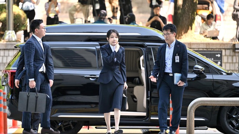 Mantan ibu negara Korea Selatan Kim Keon Hee, istri mantan presiden yang dimakzulkan Yoon Suk Yeol, tiba di pengadilan untuk menghadiri sidang peninjauan surat perintah penangkapannya yang diminta oleh jaksa khusus di Pengadilan Distrik Pusat Seoul, di Seoul, Korea Selatan, 12 Agustus 2025. (JUNG YEON-JE/Pool via REUTERS)