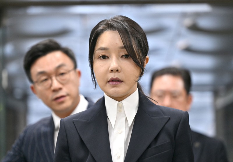Mantan ibu negara Korea Selatan Kim Keon Hee, istri mantan presiden yang dimakzulkan Yoon Suk Yeol, tiba di pengadilan untuk menghadiri sidang peninjauan surat perintah penangkapannya yang diminta oleh jaksa khusus di Pengadilan Distrik Pusat Seoul, di Seoul, Korea Selatan, 12 Agustus 2025. Mantan ibu negara Korea Selatan Kim Keon Hee, istri mantan presiden yang dimakzulkan Yoon Suk Yeol, tiba di pengadilan untuk menghadiri sidang peninjauan surat perintah penangkapannya yang diminta oleh jaksa khusus di Pengadilan Distrik Pusat Seoul, di Seoul, Korea Selatan, 12 Agustus 2025. (JUNG YEON-JE/Pool via REUTERS)