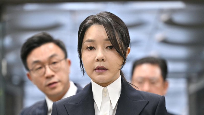Mantan ibu negara Korea Selatan Kim Keon Hee, istri mantan presiden yang dimakzulkan Yoon Suk Yeol, tiba di pengadilan untuk menghadiri sidang peninjauan surat perintah penangkapannya yang diminta oleh jaksa khusus di Pengadilan Distrik Pusat Seoul, di Seoul, Korea Selatan, 12 Agustus 2025. (JUNG YEON-JE/Pool via REUTERS)