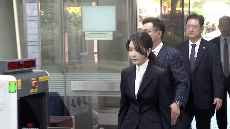 Mantan ibu negara Korea Selatan Kim Keon Hee, istri mantan presiden yang dimakzulkan Yoon Suk Yeol, tiba di pengadilan untuk menghadiri sidang peninjauan surat perintah penangkapannya yang diminta oleh jaksa khusus di Pengadilan Distrik Pusat Seoul, di Seoul, Korea Selatan, 12 Agustus 2025. Mantan ibu negara Korea Selatan Kim Keon Hee, istri mantan presiden yang dimakzulkan Yoon Suk Yeol, tiba di pengadilan untuk menghadiri sidang peninjauan surat perintah penangkapannya yang diminta oleh jaksa khusus di Pengadilan Distrik Pusat Seoul, di Seoul, Korea Selatan, 12 Agustus 2025. (JUNG YEON-JE/Pool via REUTERS)