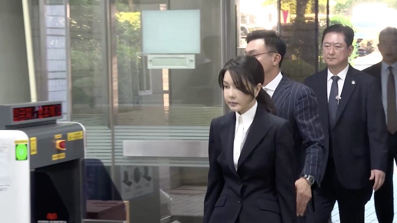 Mantan ibu negara Korea Selatan Kim Keon Hee, istri mantan presiden yang dimakzulkan Yoon Suk Yeol, tiba di pengadilan untuk menghadiri sidang peninjauan surat perintah penangkapannya yang diminta oleh jaksa khusus di Pengadilan Distrik Pusat Seoul, di Seoul, Korea Selatan, 12 Agustus 2025. (JUNG YEON-JE/Pool via REUTERS)