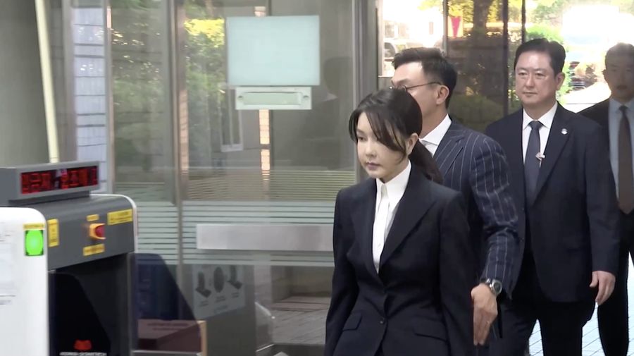 Mantan ibu negara Korea Selatan Kim Keon Hee, istri mantan presiden yang dimakzulkan Yoon Suk Yeol, tiba di pengadilan untuk menghadiri sidang peninjauan surat perintah penangkapannya yang diminta oleh jaksa khusus di Pengadilan Distrik Pusat Seoul, di Seoul, Korea Selatan, 12 Agustus 2025. Mantan ibu negara Korea Selatan Kim Keon Hee, istri mantan presiden yang dimakzulkan Yoon Suk Yeol, tiba di pengadilan untuk menghadiri sidang peninjauan surat perintah penangkapannya yang diminta oleh jaksa khusus di Pengadilan Distrik Pusat Seoul, di Seoul, Korea Selatan, 12 Agustus 2025. (JUNG YEON-JE/Pool via REUTERS)