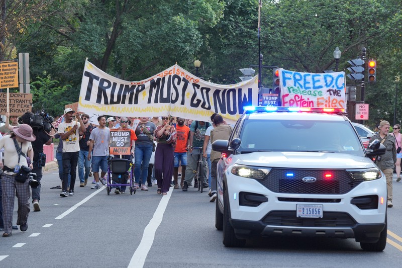 Orang-orang berunjuk rasa setelah Presiden AS Donald Trump mengumumkan akan mengerahkan Garda Nasional ke ibu kota negara dan menempatkan Departemen Kepolisian Metropolitan D.C. di bawah kendali federal, di Washington, D.C., AS, 11 Agustus 2025. (REUTERS/Ken Cedeno)
