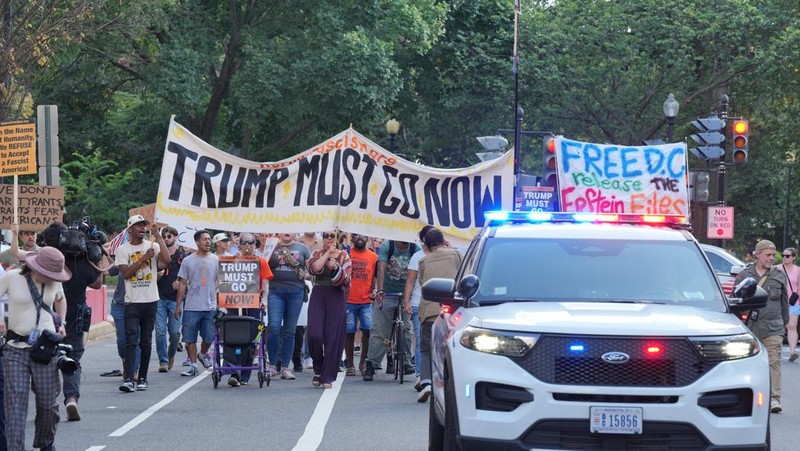 Orang-orang berunjuk rasa setelah Presiden AS Donald Trump mengumumkan akan mengerahkan Garda Nasional ke ibu kota negara dan menempatkan Departemen Kepolisian Metropolitan D.C. di bawah kendali federal, di Washington, D.C., AS, 11 Agustus 2025. (REUTERS/Ken Cedeno)