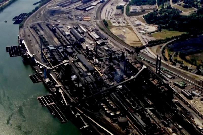 Asap mengepul dari ledakan di pabrik U.S. Steel Clairton Coke Works di Clairton, Pennsylvania, AS, 11 Agustus 2025 dalam tangkapan layar yang diperoleh dari video media sosial. Asap mengepul dari ledakan di pabrik U.S. Steel Clairton Coke Works di Clairton, Pennsylvania, AS, 11 Agustus 2025 dalam tangkapan layar yang diperoleh dari video media sosial. (Courtesy of CREATE LAB/ BREATHE PROJECT/via REUTERS)