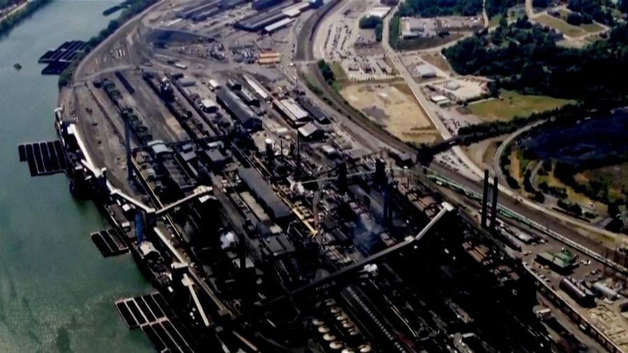Asap mengepul dari ledakan di pabrik U.S. Steel Clairton Coke Works di Clairton, Pennsylvania, AS, 11 Agustus 2025 dalam tangkapan layar yang diperoleh dari video media sosial. (Courtesy of CREATE LAB/ BREATHE PROJECT/via REUTERS)