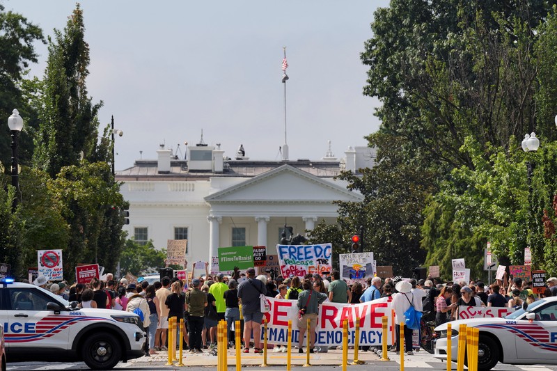 Orang-orang berunjuk rasa setelah Presiden AS Donald Trump mengumumkan akan mengerahkan Garda Nasional ke ibu kota negara dan menempatkan Departemen Kepolisian Metropolitan D.C. di bawah kendali federal, di Washington, D.C., AS, 11 Agustus 2025. (REUTERS/Ken Cedeno)