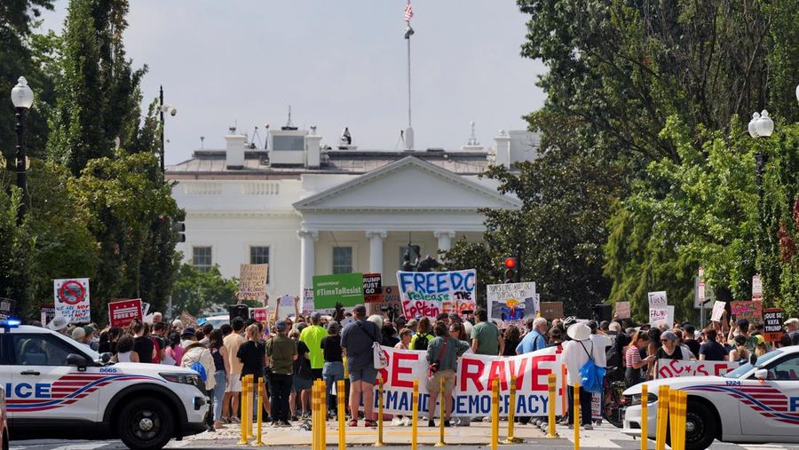 Orang-orang berunjuk rasa setelah Presiden AS Donald Trump mengumumkan akan mengerahkan Garda Nasional ke ibu kota negara dan menempatkan Departemen Kepolisian Metropolitan D.C. di bawah kendali federal, di Washington, D.C., AS, 11 Agustus 2025. (REUTERS/Ken Cedeno)
