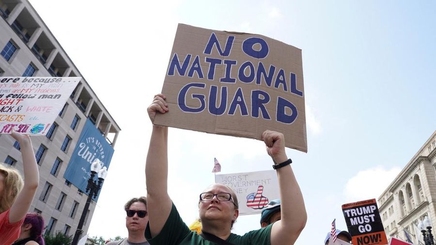 Orang-orang berunjuk rasa setelah Presiden AS Donald Trump mengumumkan akan mengerahkan Garda Nasional ke ibu kota negara dan menempatkan Departemen Kepolisian Metropolitan D.C. di bawah kendali federal, di Washington, D.C., AS, 11 Agustus 2025. (REUTERS/Ken Cedeno)
