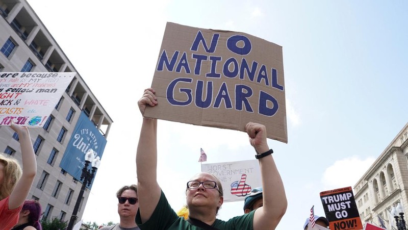 Orang-orang berunjuk rasa setelah Presiden AS Donald Trump mengumumkan akan mengerahkan Garda Nasional ke ibu kota negara dan menempatkan Departemen Kepolisian Metropolitan D.C. di bawah kendali federal, di Washington, D.C., AS, 11 Agustus 2025. (REUTERS/Ken Cedeno)