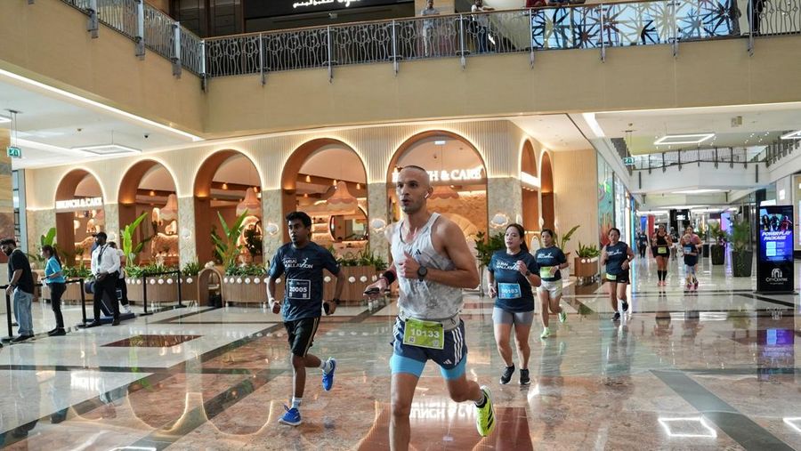 Para peserta mengikuti Dubai Mallathon, sebuah inisiatif kebugaran selama sebulan yang mengubah pusat perbelanjaan menjadi lintasan lari dalam ruangan sepanjang bulan Agustus, untuk menghindari teriknya musim panas, di City Centre Mirdif di Dubai, Uni Emirat Arab, 9 Agustus 2025. (REUTERS/Amr Alfiky)
