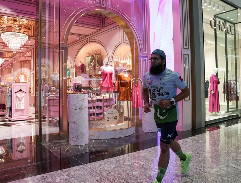 Para peserta mengikuti Dubai Mallathon, sebuah inisiatif kebugaran selama sebulan yang mengubah pusat perbelanjaan menjadi lintasan lari dalam ruangan sepanjang bulan Agustus, untuk menghindari teriknya musim panas, di City Centre Mirdif di Dubai, Uni Emirat Arab, 9 Agustus 2025. (REUTERS/Amr Alfiky)