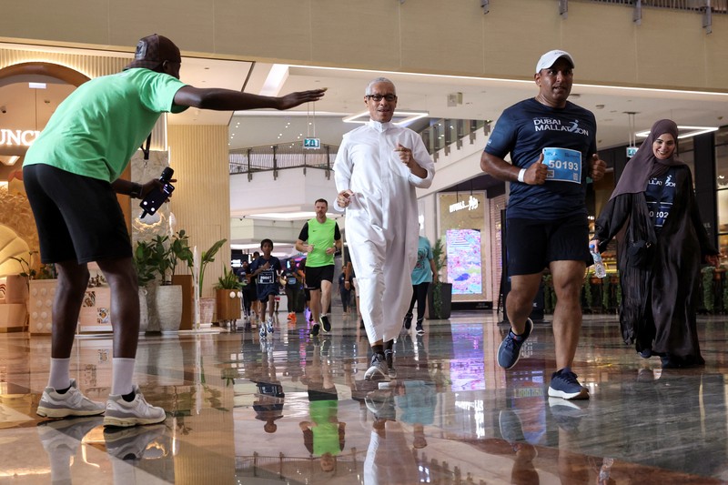 Para peserta mengikuti Dubai Mallathon, sebuah inisiatif kebugaran selama sebulan yang mengubah pusat perbelanjaan menjadi lintasan lari dalam ruangan sepanjang bulan Agustus, untuk menghindari teriknya musim panas, di City Centre Mirdif di Dubai, Uni Emirat Arab, 9 Agustus 2025. (REUTERS/Amr Alfiky)