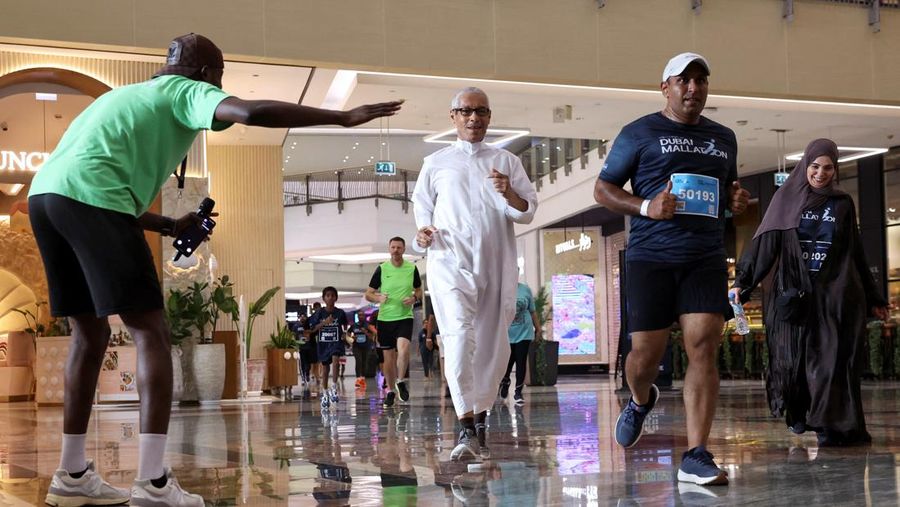 Para peserta mengikuti Dubai Mallathon, sebuah inisiatif kebugaran selama sebulan yang mengubah pusat perbelanjaan menjadi lintasan lari dalam ruangan sepanjang bulan Agustus, untuk menghindari teriknya musim panas, di City Centre Mirdif di Dubai, Uni Emirat Arab, 9 Agustus 2025. (REUTERS/Amr Alfiky)