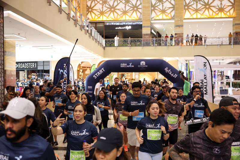 Para peserta mengikuti Dubai Mallathon, sebuah inisiatif kebugaran selama sebulan yang mengubah pusat perbelanjaan menjadi lintasan lari dalam ruangan sepanjang bulan Agustus, untuk menghindari teriknya musim panas, di City Centre Mirdif di Dubai, Uni Emirat Arab, 9 Agustus 2025. (REUTERS/Amr Alfiky)