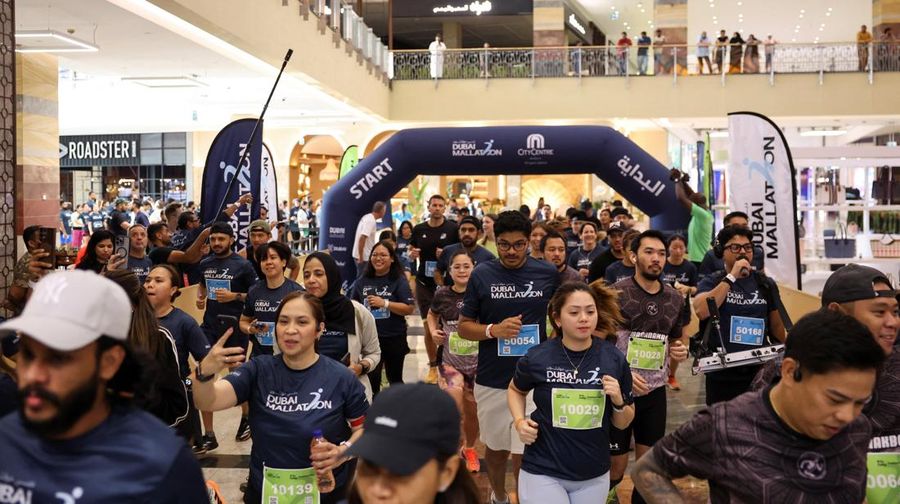 Para peserta mengikuti Dubai Mallathon, sebuah inisiatif kebugaran selama sebulan yang mengubah pusat perbelanjaan menjadi lintasan lari dalam ruangan sepanjang bulan Agustus, untuk menghindari teriknya musim panas, di City Centre Mirdif di Dubai, Uni Emirat Arab, 9 Agustus 2025. (REUTERS/Amr Alfiky)
