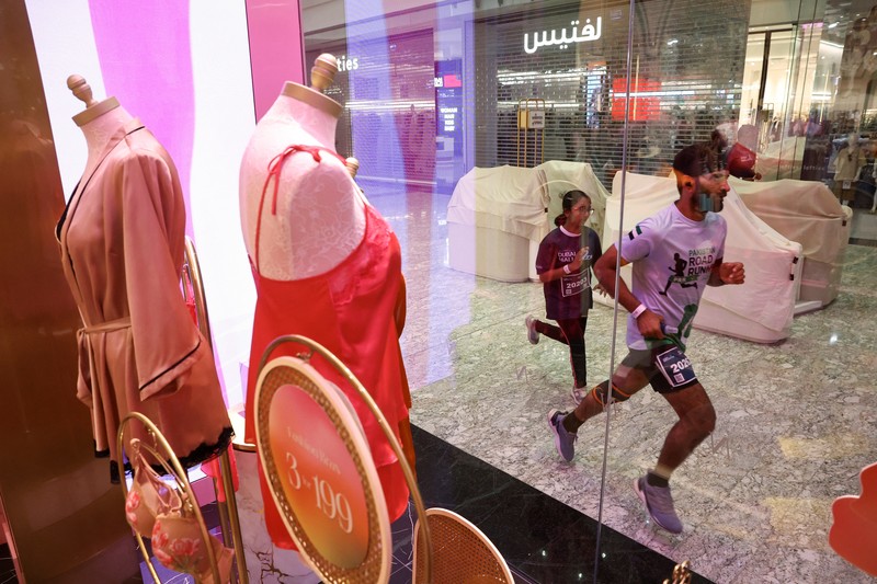 Para peserta mengikuti Dubai Mallathon, sebuah inisiatif kebugaran selama sebulan yang mengubah pusat perbelanjaan menjadi lintasan lari dalam ruangan sepanjang bulan Agustus, untuk menghindari teriknya musim panas, di City Centre Mirdif di Dubai, Uni Emirat Arab, 9 Agustus 2025. (REUTERS/Amr Alfiky)