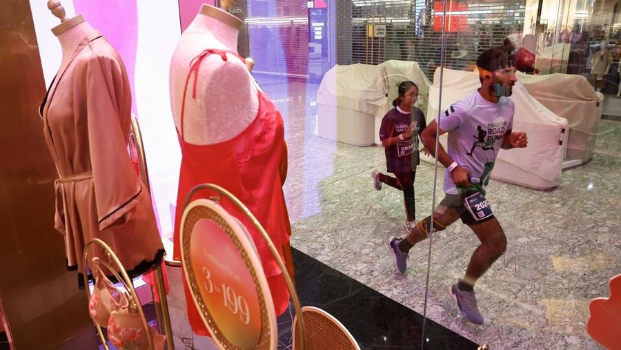 Para peserta mengikuti Dubai Mallathon, sebuah inisiatif kebugaran selama sebulan yang mengubah pusat perbelanjaan menjadi lintasan lari dalam ruangan sepanjang bulan Agustus, untuk menghindari teriknya musim panas, di City Centre Mirdif di Dubai, Uni Emirat Arab, 9 Agustus 2025. (REUTERS/Amr Alfiky)