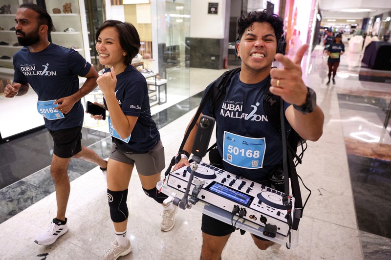 Para peserta mengikuti Dubai Mallathon, sebuah inisiatif kebugaran selama sebulan yang mengubah pusat perbelanjaan menjadi lintasan lari dalam ruangan sepanjang bulan Agustus, untuk menghindari teriknya musim panas, di City Centre Mirdif di Dubai, Uni Emirat Arab, 9 Agustus 2025. (REUTERS/Amr Alfiky)