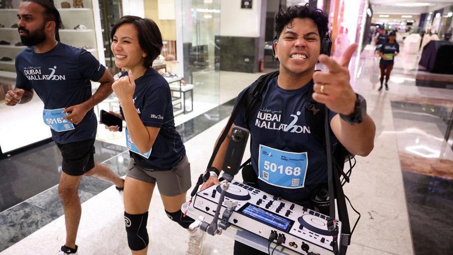 Para peserta mengikuti Dubai Mallathon, sebuah inisiatif kebugaran selama sebulan yang mengubah pusat perbelanjaan menjadi lintasan lari dalam ruangan sepanjang bulan Agustus, untuk menghindari teriknya musim panas, di City Centre Mirdif di Dubai, Uni Emirat Arab, 9 Agustus 2025. (REUTERS/Amr Alfiky)