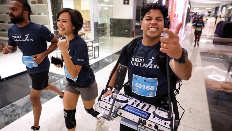 Para peserta mengikuti Dubai Mallathon, sebuah inisiatif kebugaran selama sebulan yang mengubah pusat perbelanjaan menjadi lintasan lari dalam ruangan sepanjang bulan Agustus, untuk menghindari teriknya musim panas, di City Centre Mirdif di Dubai, Uni Emirat Arab, 9 Agustus 2025. (REUTERS/Amr Alfiky)