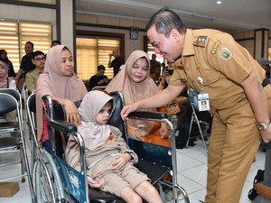 Pemkab Pekalongan Salurkan Alat Bantu bagi Disabilitas dan Lansia