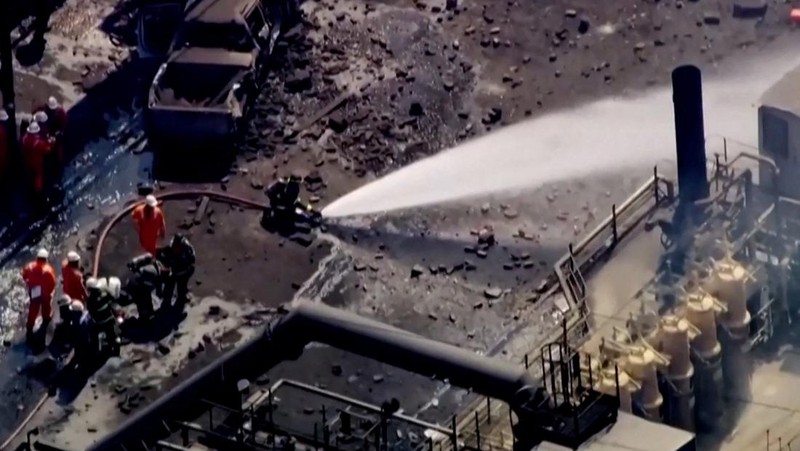 Asap mengepul dari ledakan di pabrik U.S. Steel Clairton Coke Works di Clairton, Pennsylvania, AS, 11 Agustus 2025 dalam tangkapan layar yang diperoleh dari video media sosial. (Courtesy of CREATE LAB/ BREATHE PROJECT/via REUTERS)