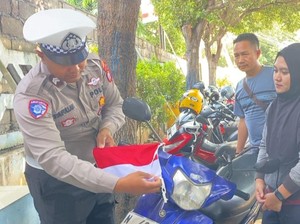 Sambut HUT RI, Polisi di Kota Probolinggo Kota Bagikan Bendera Merah Putih