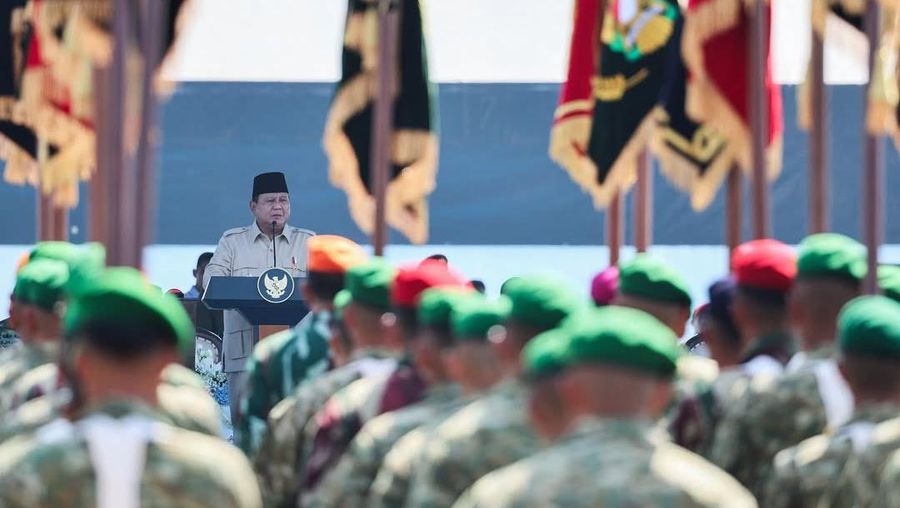 Presiden Prabowo Subianto menghadiri Upacara Gelar Pasukan Operasional dan Kehormatan Militer, yang diisi dengan penganugerahan pangkat kehormatan kepada purnawirawan TNI serta penyematan Bintang Sakti bagi tokoh berjasa dalam operasi strategis, di Lapangan Suparlan, Pusdiklatpassus, Batujajar, Bandung, Jawa Barat, pada Minggu (10/8/2025). (X/@prabowo)