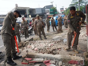 Satpol PP Bogor Tertibkan 52 Lapak PKL Liar di Cibinong